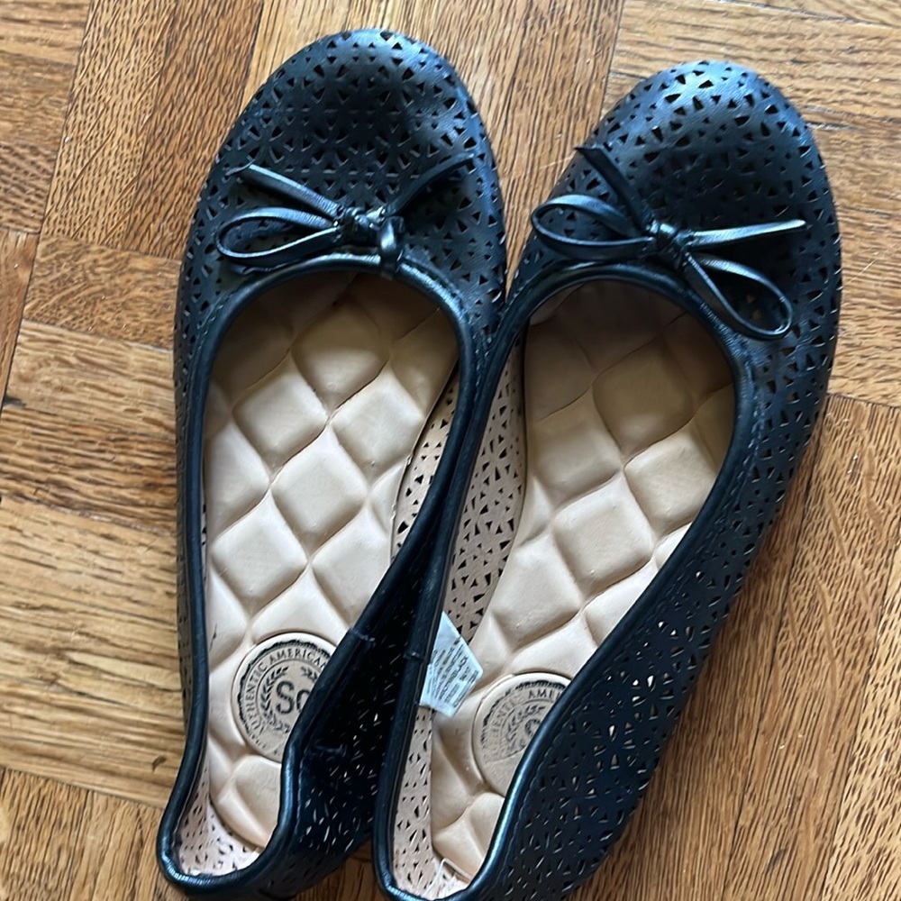 Girls cutout bow ballet flat size 13